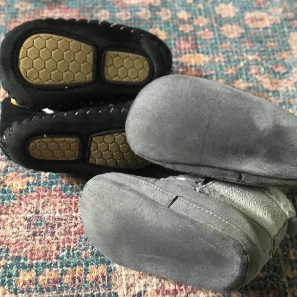 Baby moccasin style booties - Picture 2 of 8